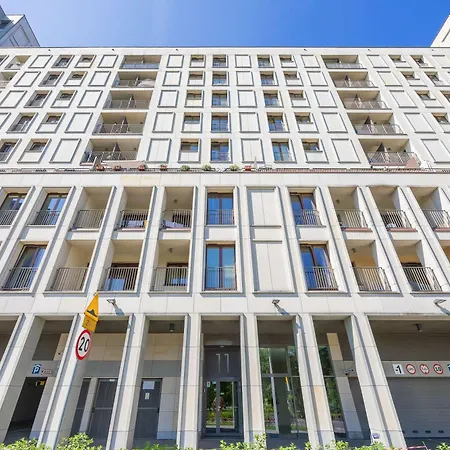 Pokorna Modern With Balcony & Parking By Renters