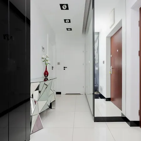 Pokorna Modern With Balcony & Parking By Renters Appartement