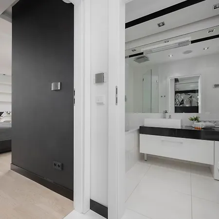 Pokorna Modern With Balcony & Parking By Renters Appartement