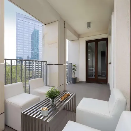 Pokorna Modern With Balcony & Parking By Renters Appartement