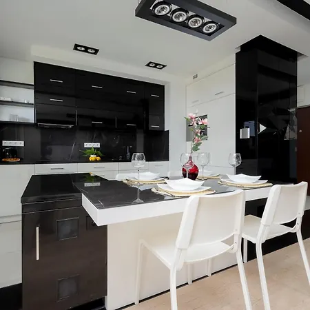 Pokorna Modern With Balcony & Parking By Renters Appartement